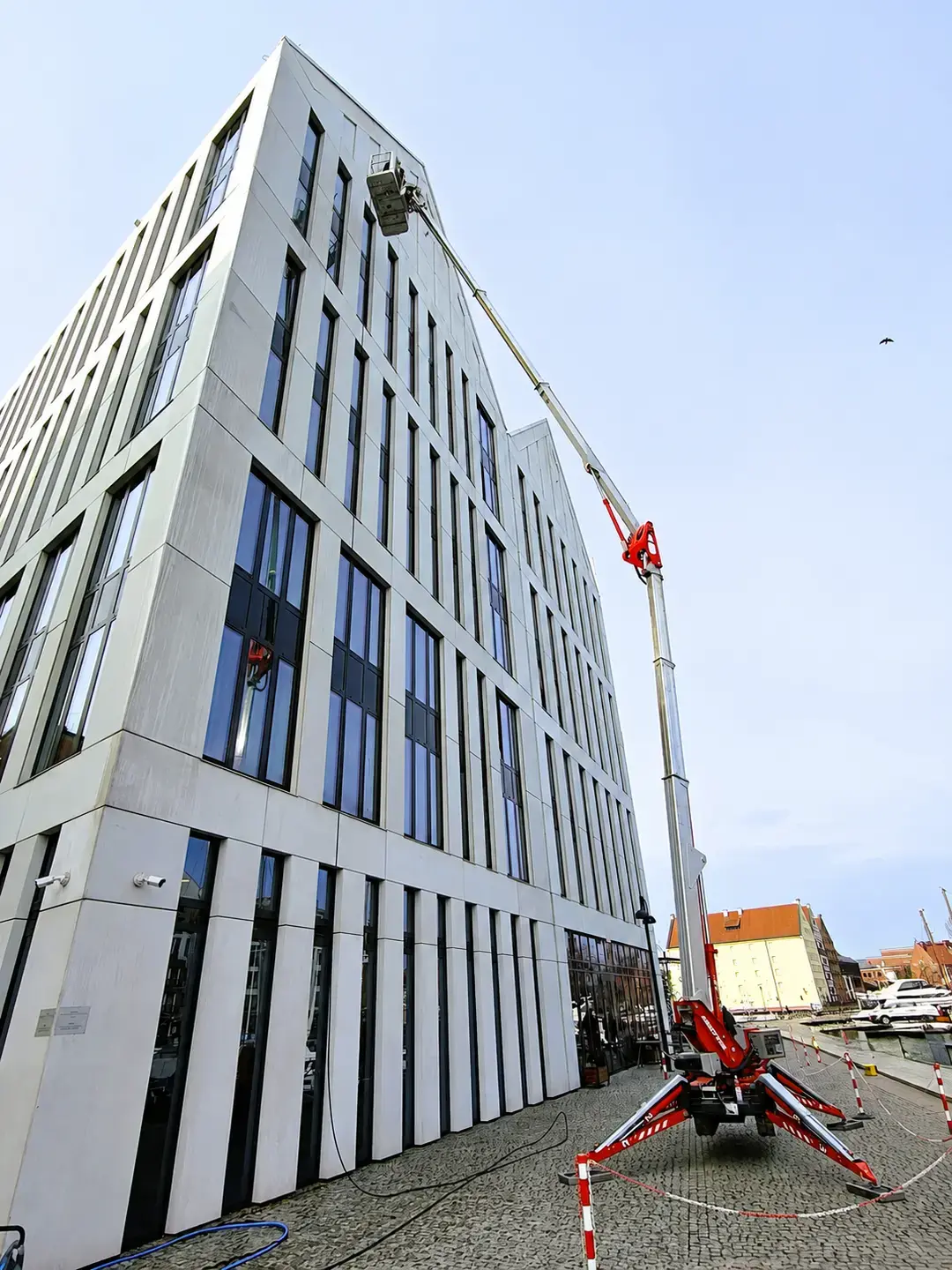 Podnośnik SoftWash24 przy nowoczesnej elewacji