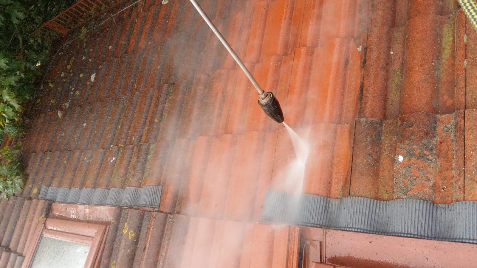 Ciśnieniowe czyszczenie dachu – SoftWash24 ciśnieniowe czyszczenie dachu z nalotu i zabrudzeń