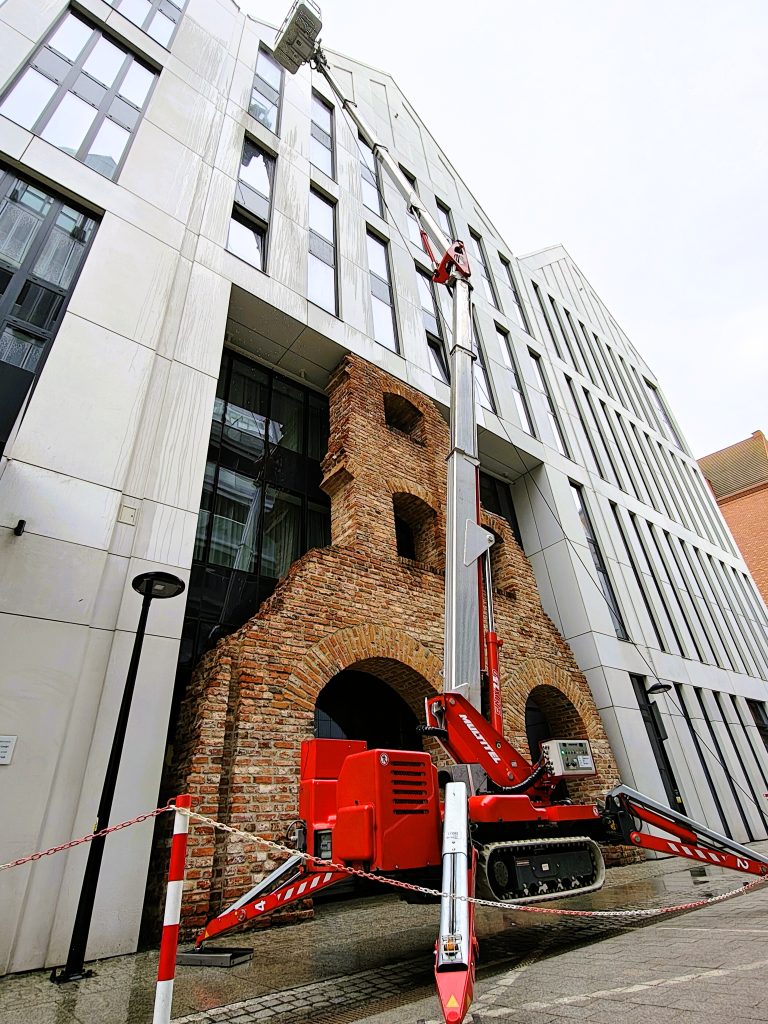 Mycie elewacji z podnośnika w centrum Gdańska mycie elewacji z podnośnika w centrum Gdańska
