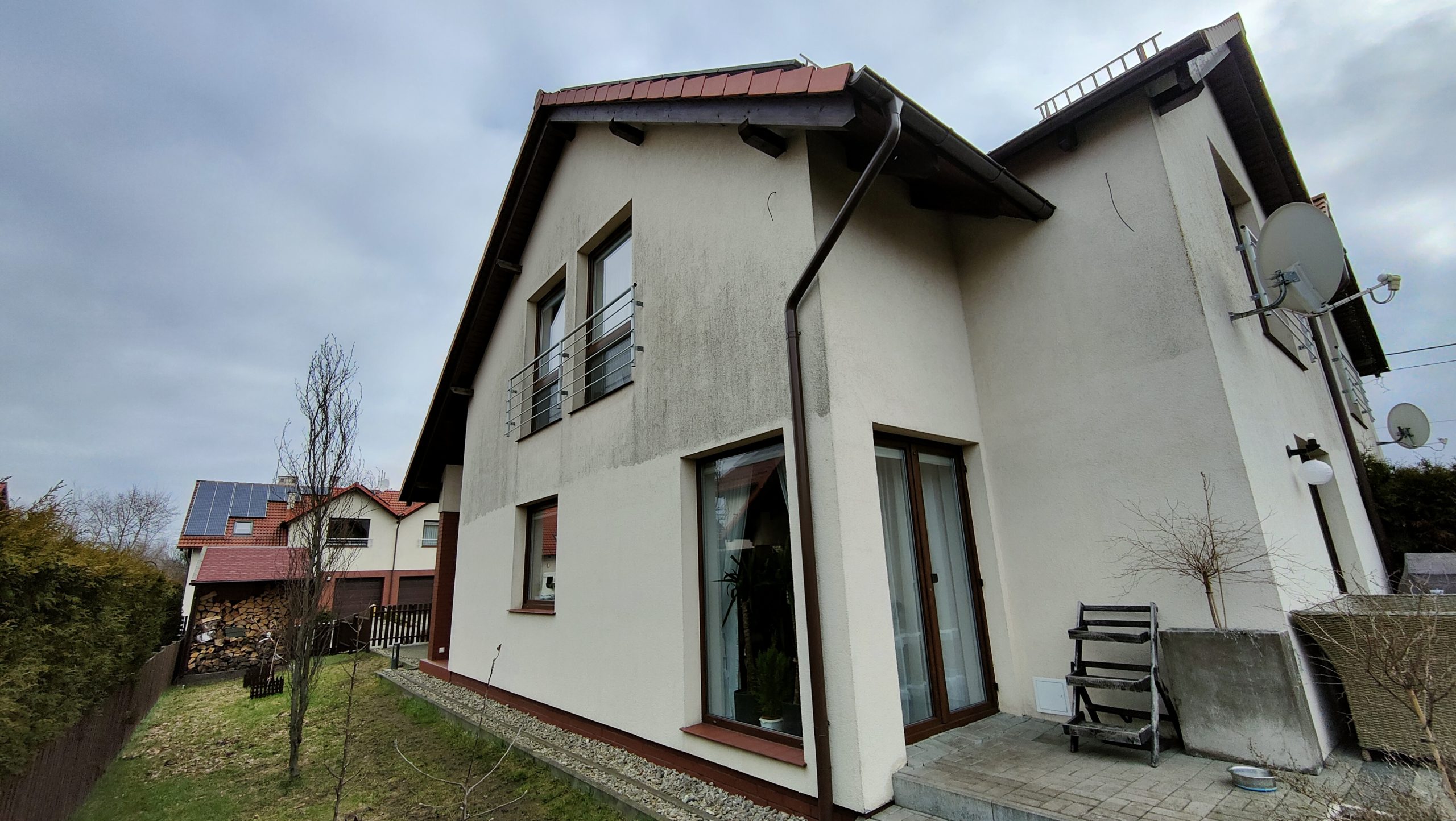 Mycie elewacji z podnośnika w Gdańsku – czyszczenie fasady budynku